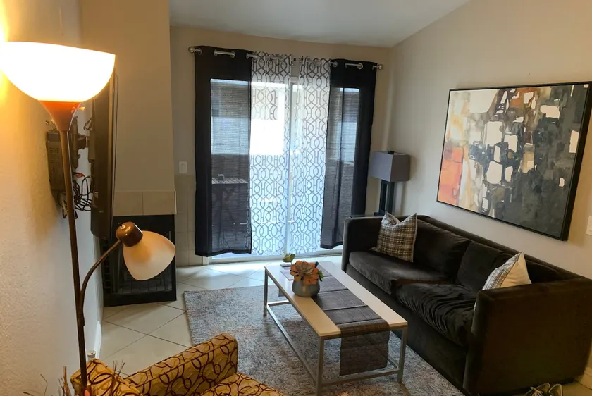 R3084 - Vegas Best Location! Close to Everything! - Image 1