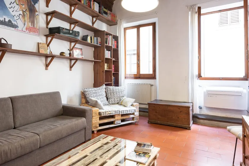 ** CENTRAL ** Comfy Artist’s Home - Image 1