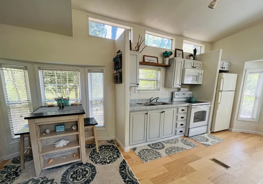 Cute Cottage Next to Hunting Island. - Image 1