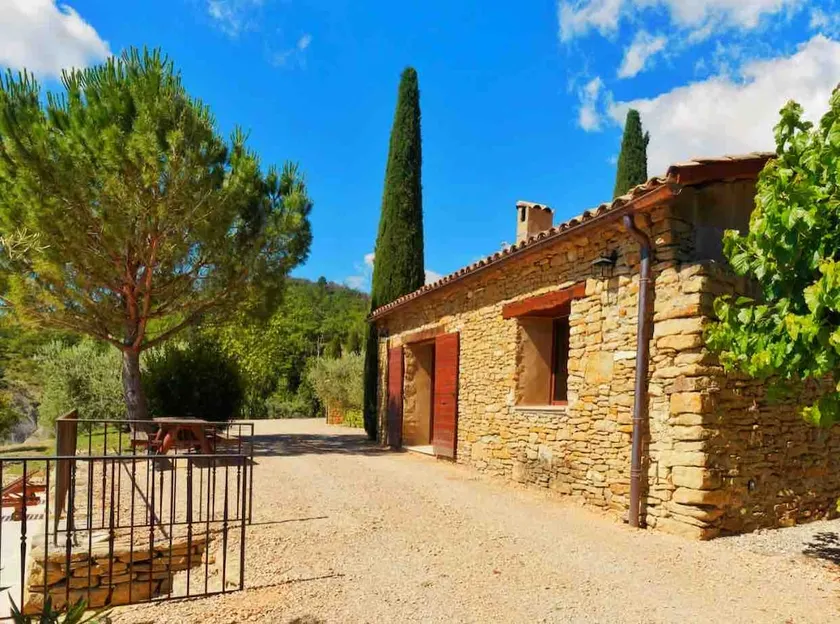 Sheepfold in Haute-Provence in the heart of a vineyard - Image 1