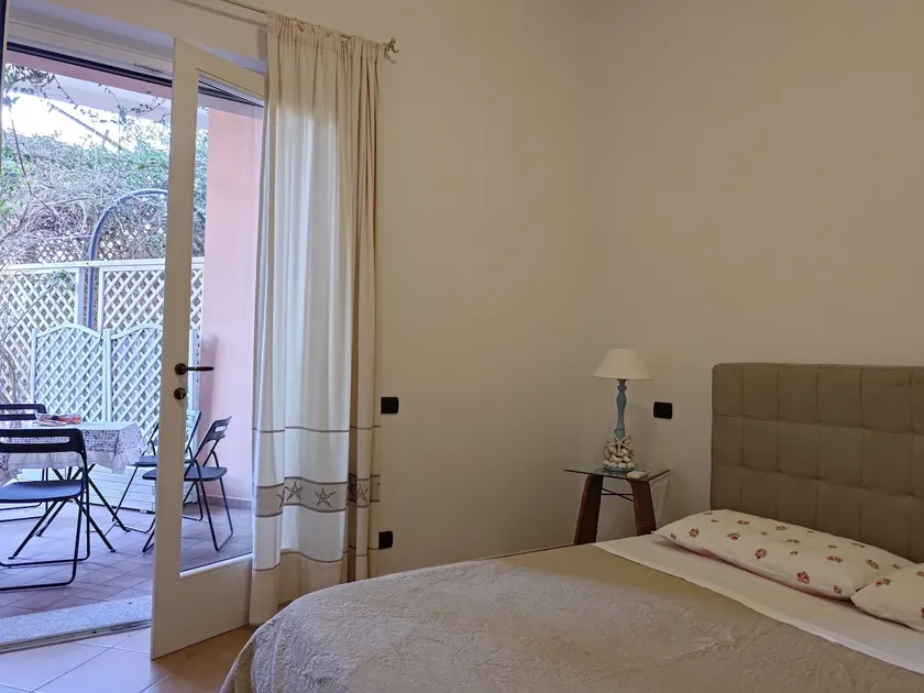 Stylish apartment with small garden - Image 1