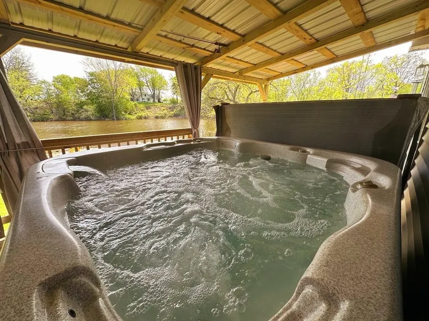 Dockside Lodge with Hot Tub Overlooking Creek - Image 1