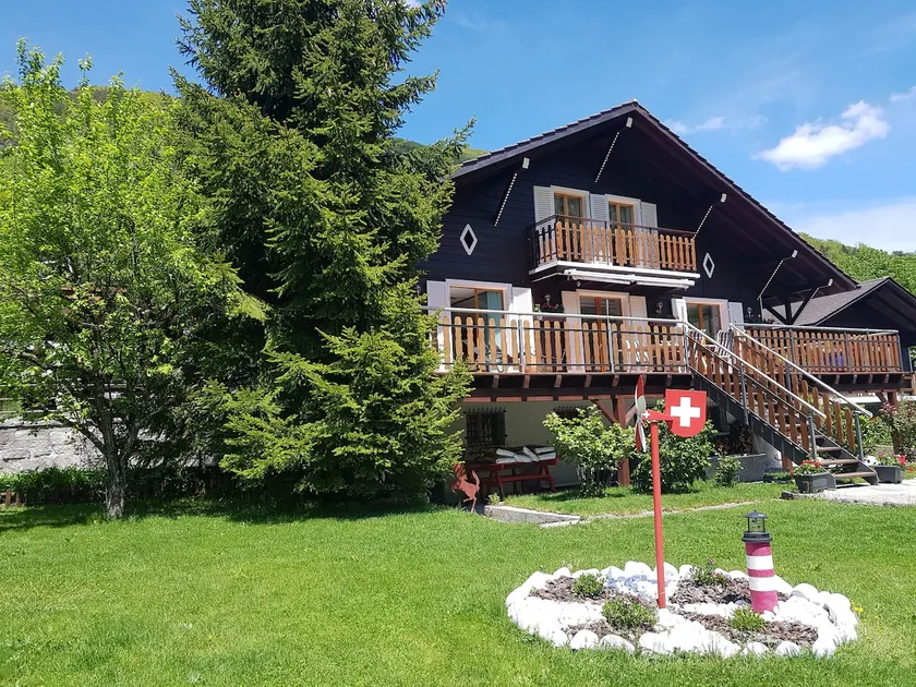 Spacious independent suite in a Swiss chalet - Image 1