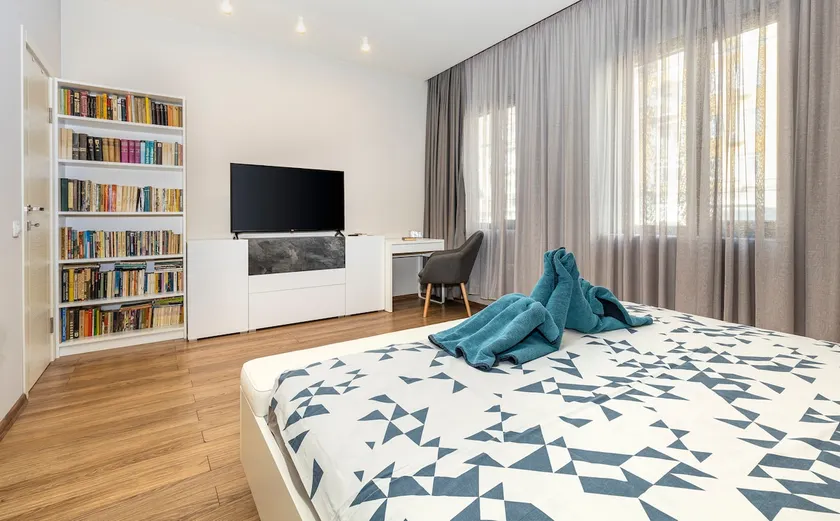 Beautiful 1BD Flat with a parking spot in the city centre - Image 1