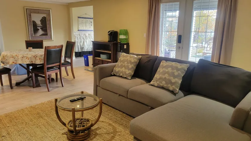 Entire Guest Suite, private entrance, near airport - Image 1