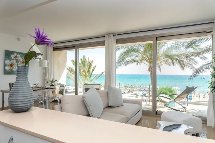 Junior Suite, 1st row on the beach - Image 1