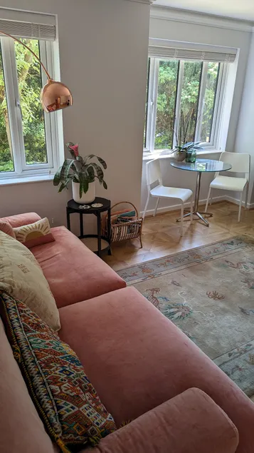 Stylish, Peaceful 2-Bed Flat with Free Parking - Image 1