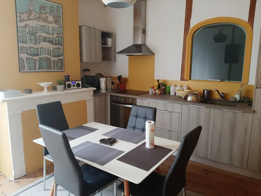 Apartment in a well-located house - Image 1