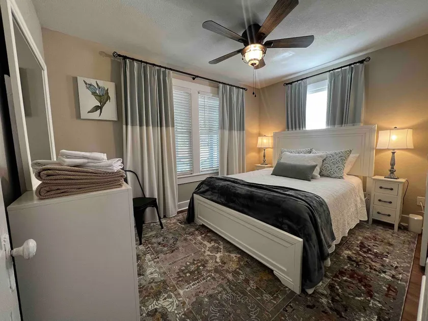 Charming 2BR Cottage in East Hill near cafes/shops - Image 1