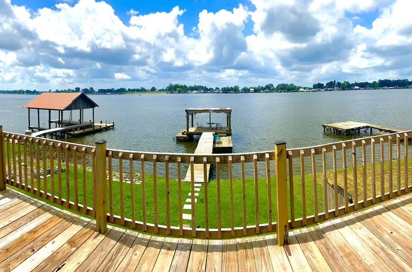 Cozy waterfront home - Image 1