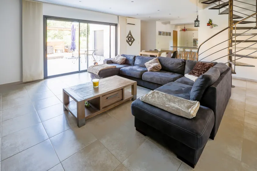 Large modern villa with hot tub - Image 1