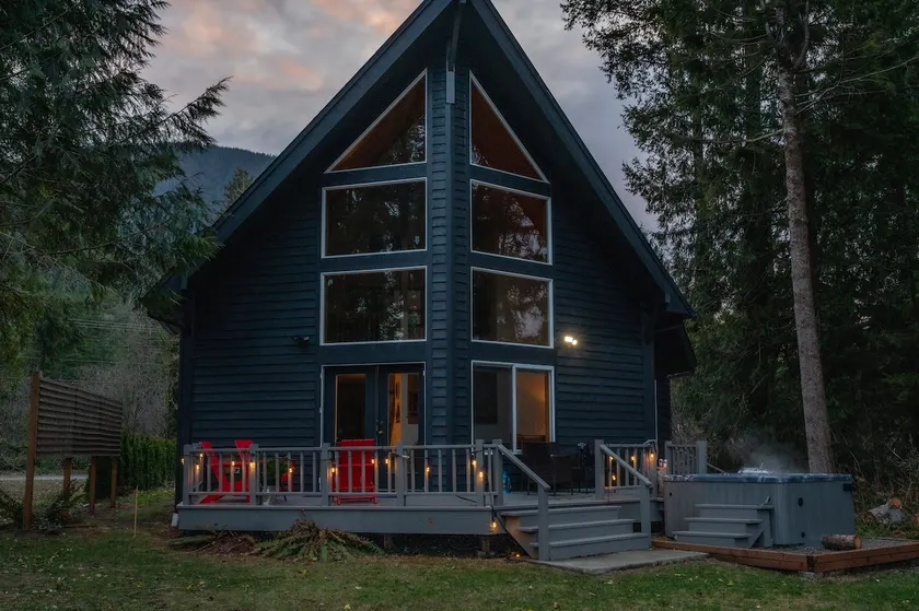 Stunning 3 bed Skykomish Riverfront Cabin with breathtaking views - Image 1