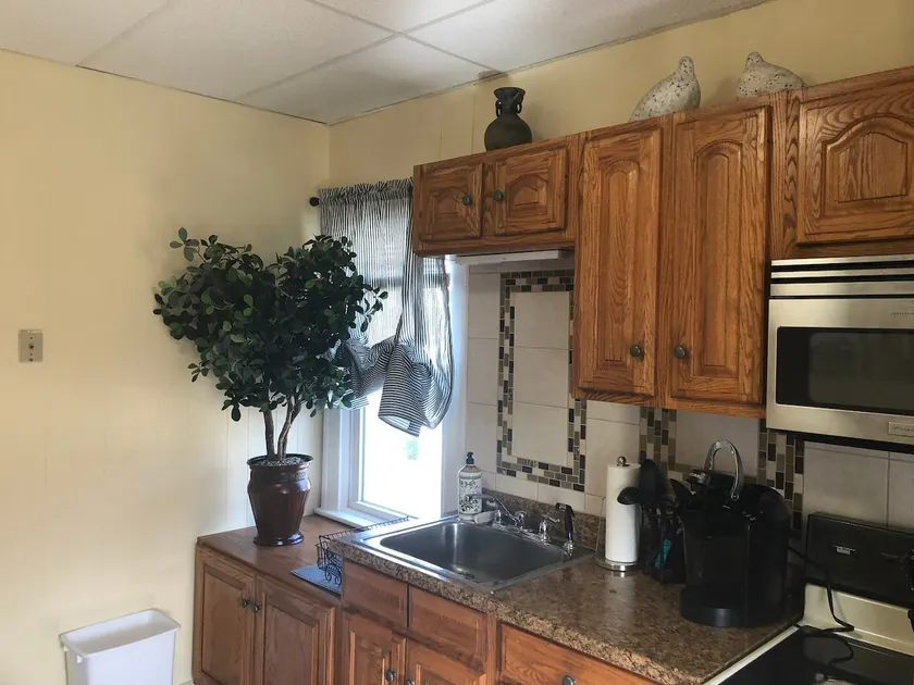 Cozy Private 2nd floor 2 bedroom apt. - Image 1