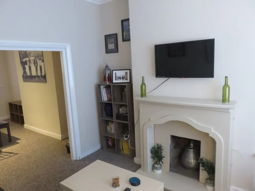 Nice house, in convenient location (free parking) - Image 1