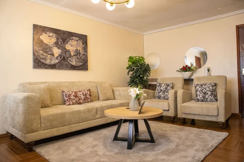 Luxury 3 bedroom. Aminute walk to Rupa mall - Image 1