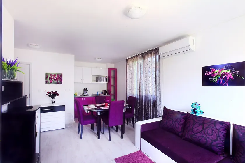 XL-1bedroomApt: MiniSmartRainbowGarden - Image 1