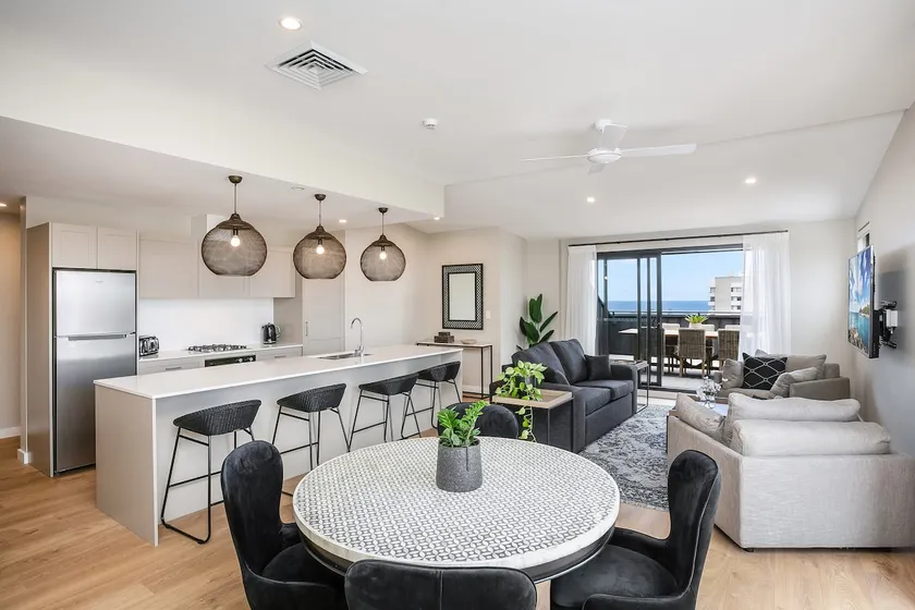 Spacious Penthouse Fabulous Harbour & Ocean Views - Image 1