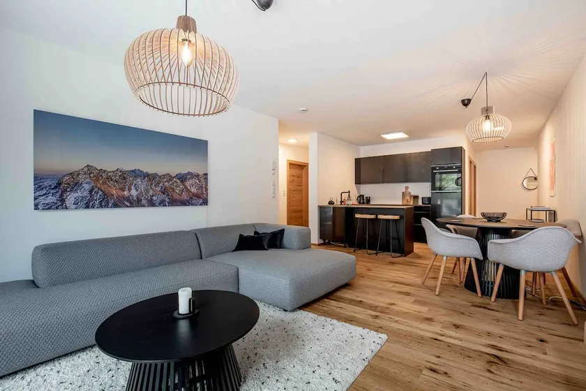 Spacious 100m2 apt w sun terrace & mountain views - Image 1