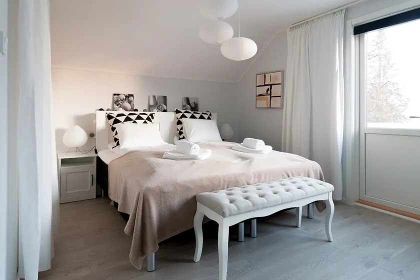 Cozy 2 bedroom apartment, bed sheets and towels are provided - Image 1