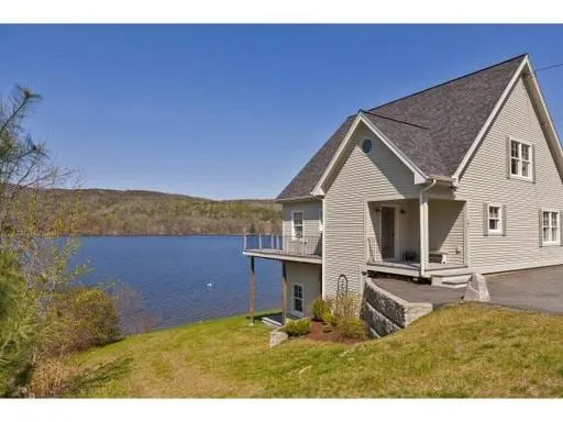 Black Bear Lodge: Lakefront Home på Mascoma Lake - Image 1