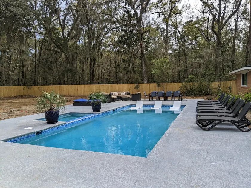 Savannah Oasis w Heated Pool & Spa - Image 1