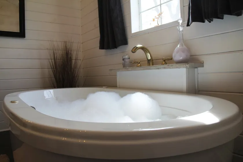 Little House Big Tub- Romantic Cottage -King Bed - Image 1