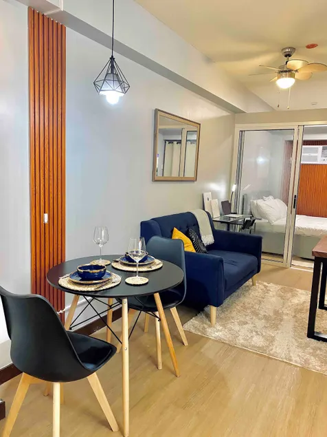 Kapitolyo Retreat: Modern Flat facing BGC Skyline - Image 1