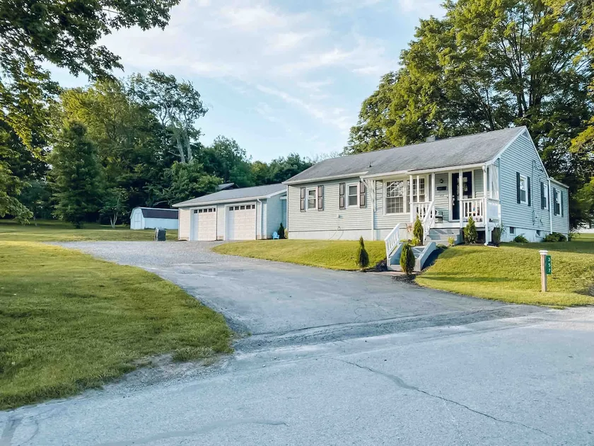 Spacious 3 bedroom home with plenty of green space - Image 1