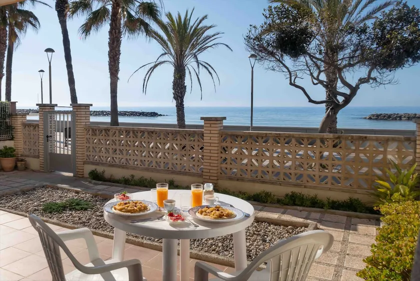 Beachfront, ground-floor condo, patio, A/C, Wi-Fi - Image 1