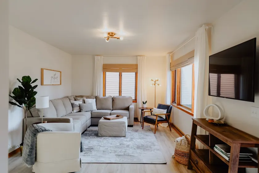 Modern Downtown Retreat In The Heart Of Pella - Image 1