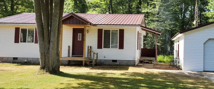 Small up north get away near Tawas lake. - Image 1