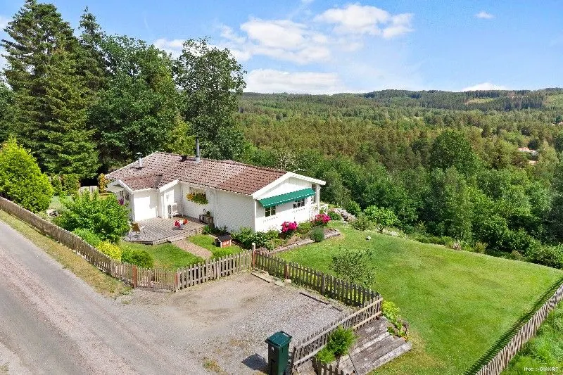 Cottage with beautiful views of the lake - Image 1