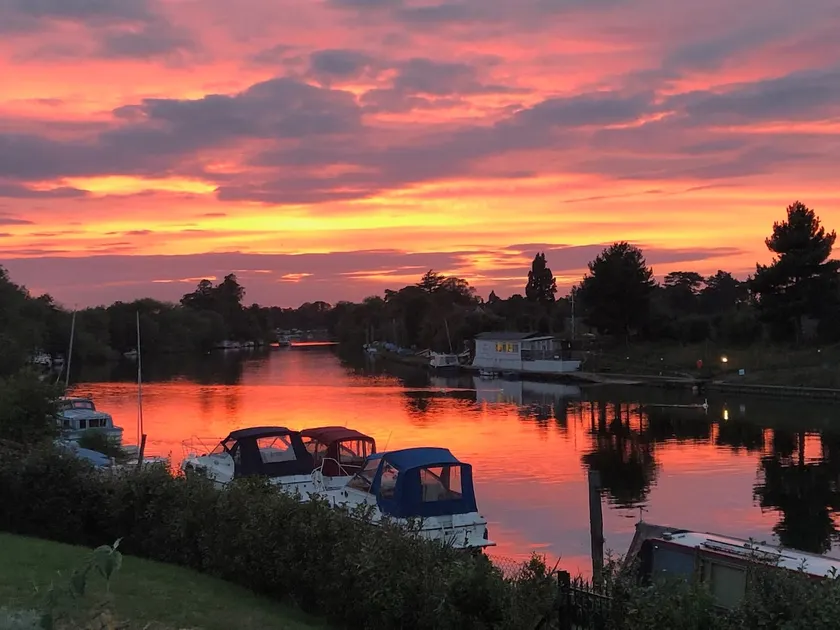Peaceful Thames location for families & friends - Image 1