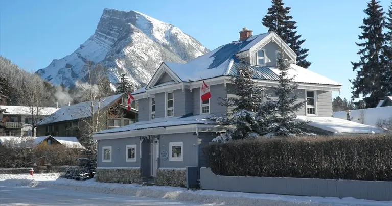Cozy character home in downtown Banff - Image 1