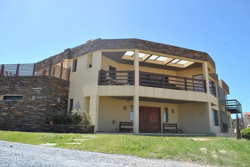 A five-bedroom house with a swimming pool, facing the sea - Image 1