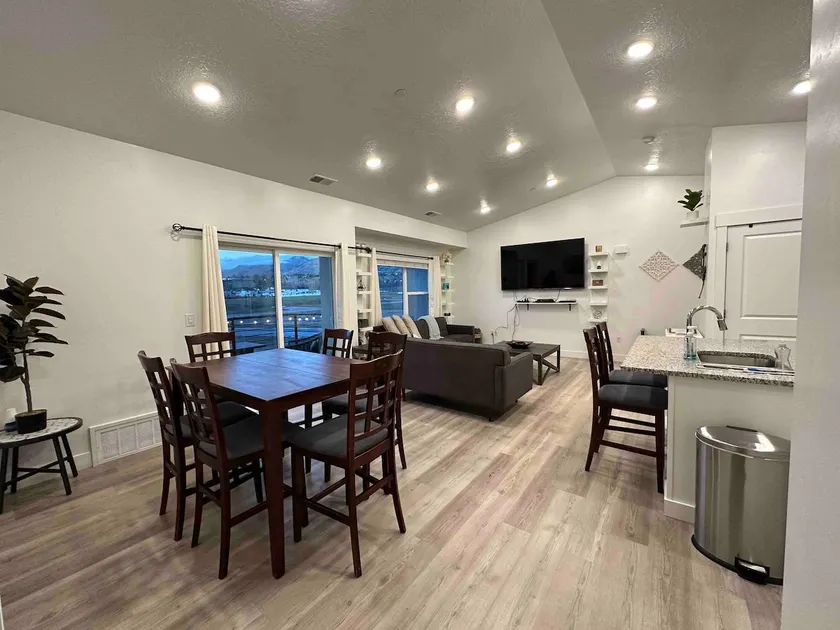3rd floor condo in Providence - Image 1