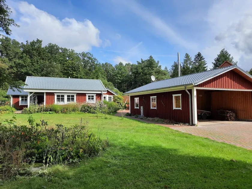 Idyllic Swedish house in a quiet hillside location - Image 1