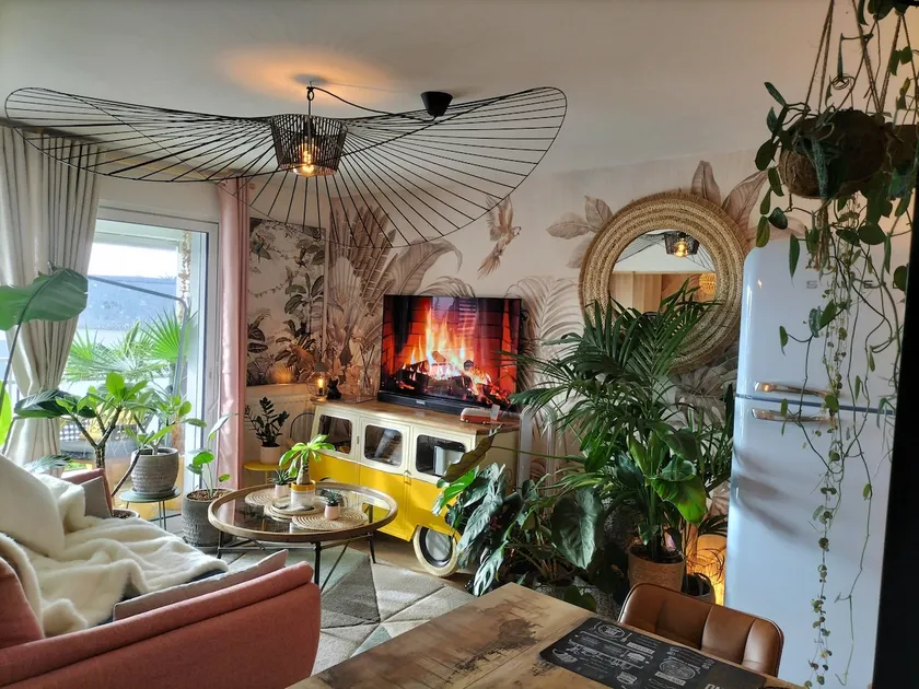 Cozy nest between land and sea - Image 1
