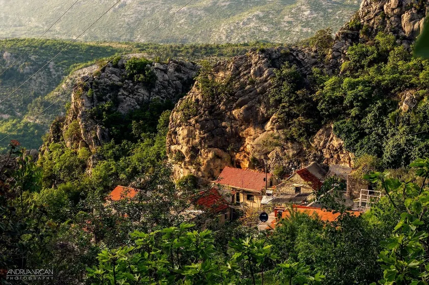 Mini stone house - Image 1