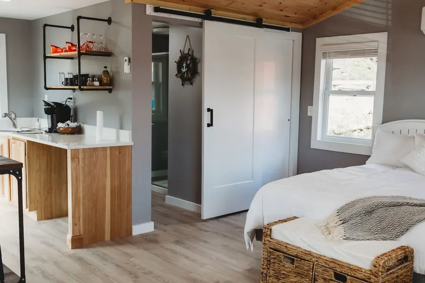 Newly Renovated Cottage on Oak Orchard Creek - Image 1