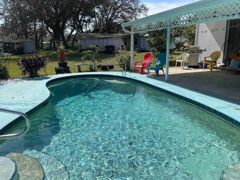 Adorable one bed room guest house with shared pool - Image 1