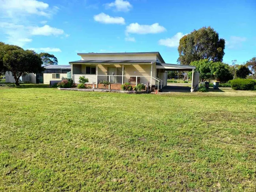 Aggies is a 2 bedroom cottage in a semi rural part of Goolwa. Close to the river - Image 1