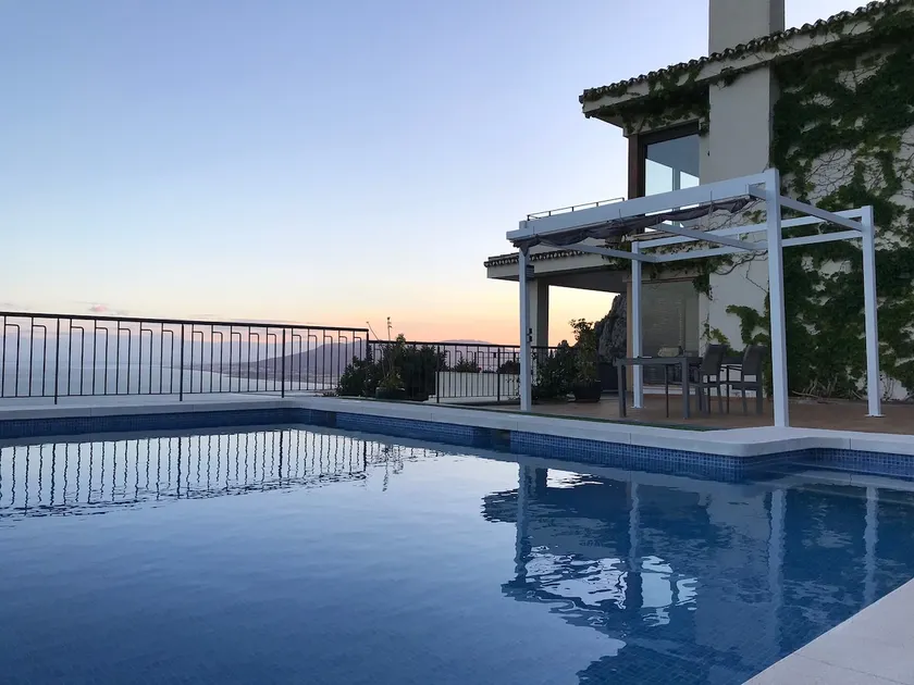 Beautiful house with ocean and mountain views - Image 1