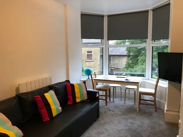 1st Floor 1 bed flat. Light, spacious and modern. - Image 1