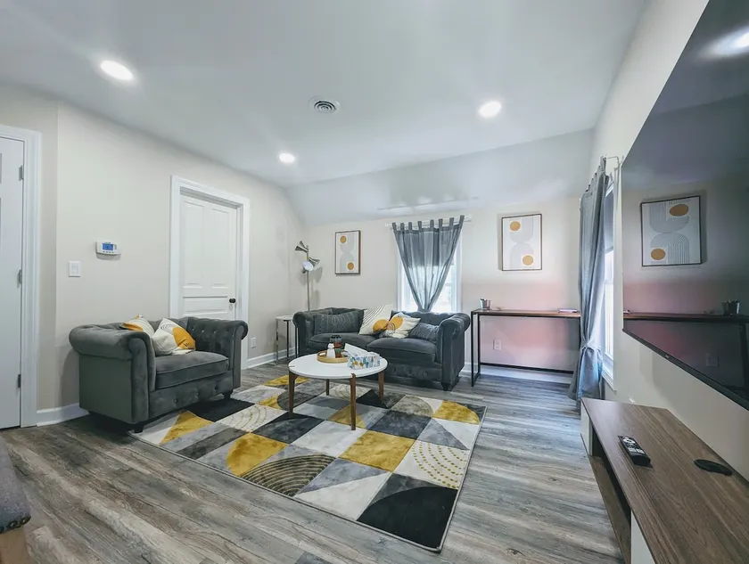 Modern Upstairs Apt. Minutes from Downton Flushing - Image 1