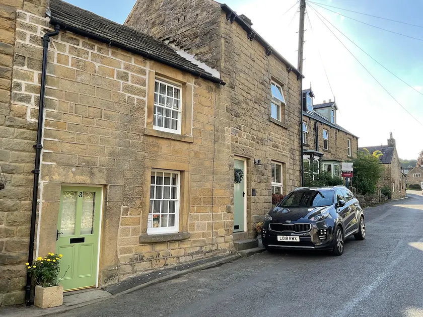 200yr old cottage eyam Peak District,national park - Image 1