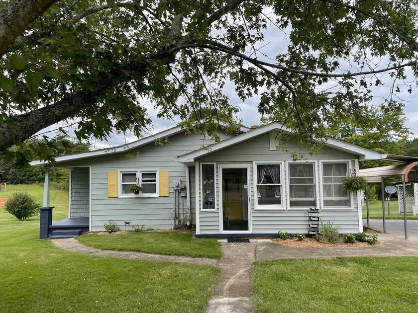 Old Magnolia Acres: 7 Acre Farmhouse/4 Min to TIEC - Image 1