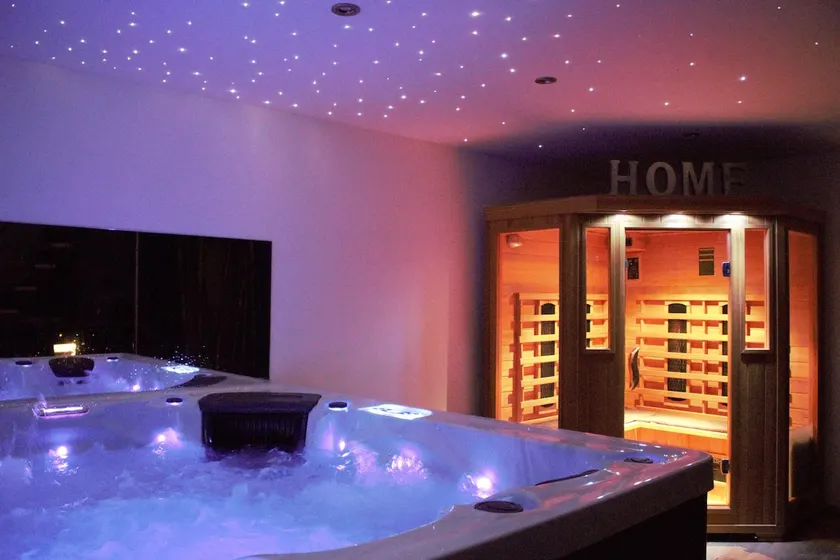 Romantic cottage with hot tub and sauna - Image 1