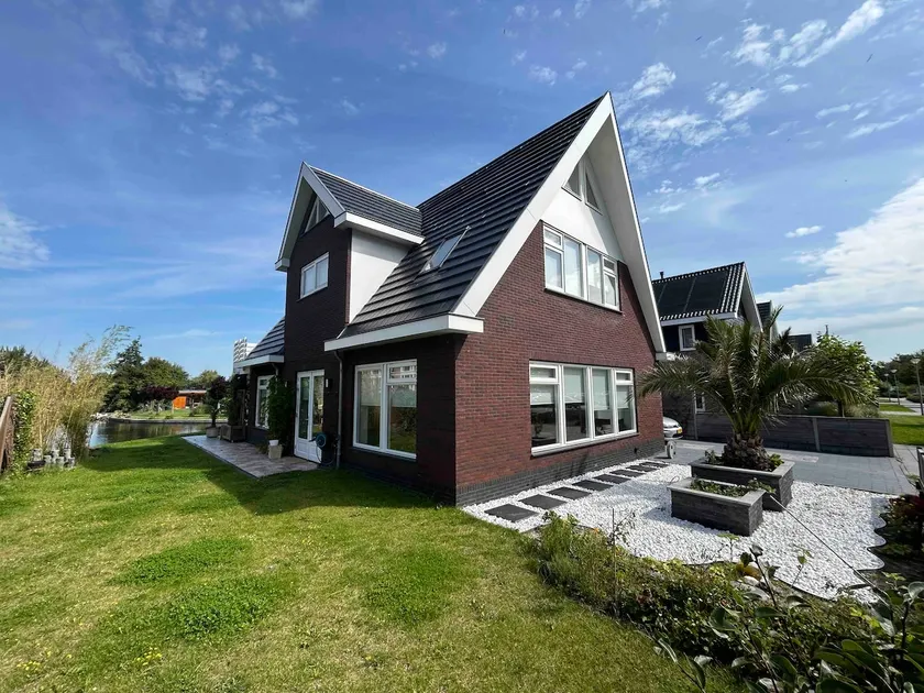 Detached modern villa on the water! - Image 1