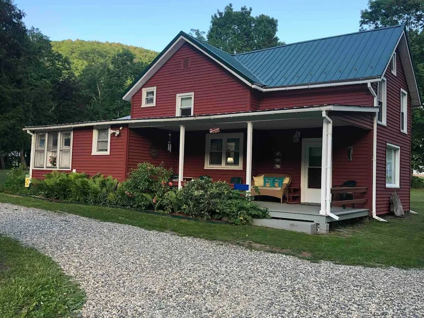 Cheery 2-bedroom cottage w/ vintage personality - Image 1